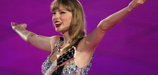 Taylor Swift: Προκάλεσε ανησυχία στους fans με "κρίση" βήχα on stage