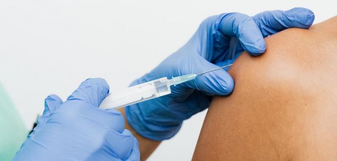 Τι ισχύει για τα εμβόλια σε παιδιά και εφήβους