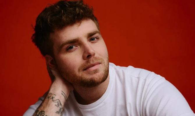 Ο Alex Warren κερδίζει το βραβείο «Breakthrough of the Year» στα πρώτα βραβεία TikTok