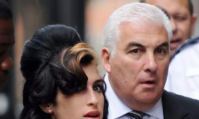 Amy Winehouse: Ο πατέρας της θα πληρώσει 1,1 εκατομμύριο λίρες σε δυο φίλες της 