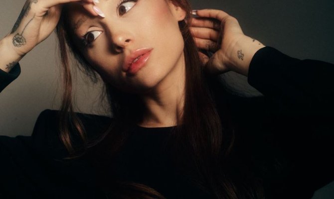 Η Ariana Grande αποκαλύπτει μια διαφορετική πλευρά του εαυτού της στο «Petal»