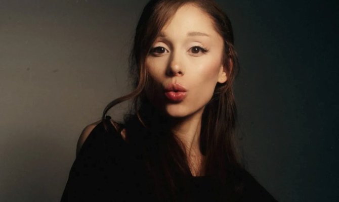 Η Ariana Grande ανακοίνωσε το νέο της άλμπουμ «Petal» 