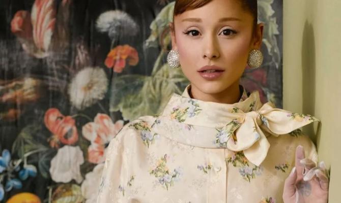 Έχει η Arianna Grande 6 δάχτυλα;