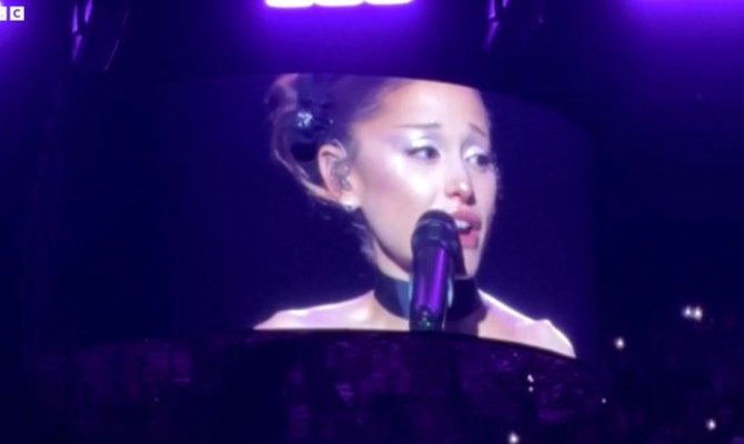 Η Arianna Grande κλείνει την περιοδεία της και αποσύρεται από τη δημόσια ζωή