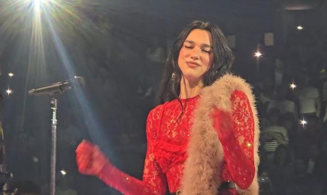 Η Dua Lipa ξεκινά την ευρωπαϊκή περιοδεία “Radical Optimism” και διασκευάζει το “Hero” του Enrique Iglesias