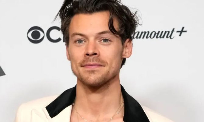 Ο Harry Styles σε διπλό ρόλο στο «Saturday Night Live»