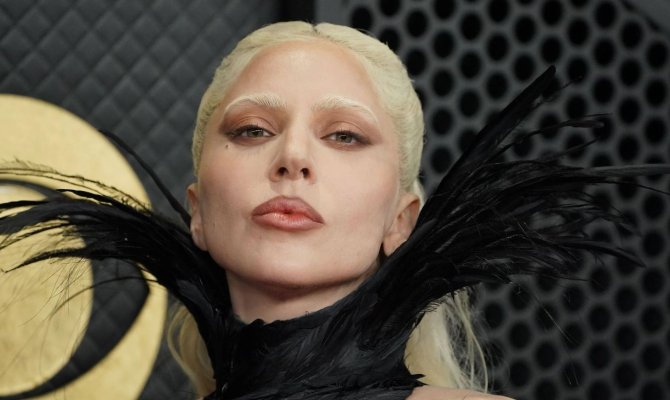 Lady Gaga: Από τα μικρόφωνα στη… σφουγγαρίστρα 