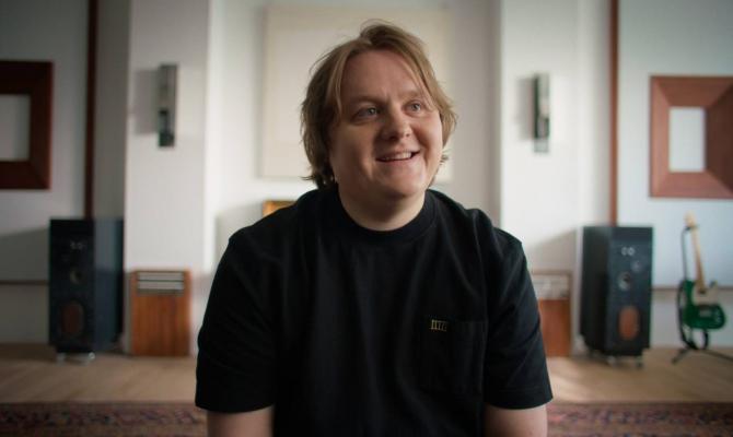 Ο Lewis Capaldi συνεργάζεται με την BetterHelp για να προσφέρει στους θαυμαστές του 734.000 ώρες δωρεάν διαδικτυακής θεραπείας