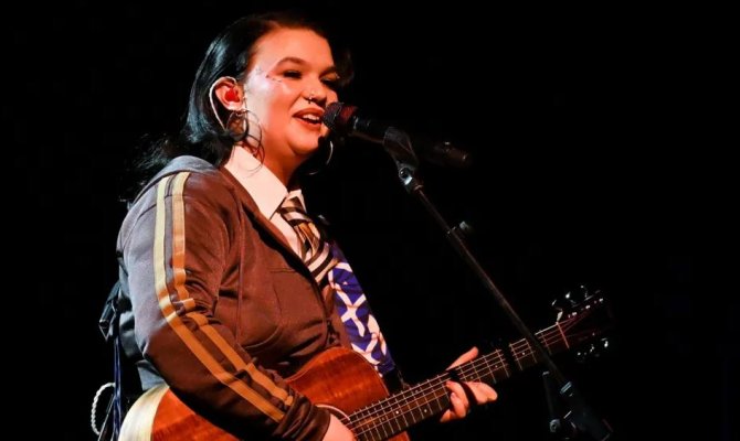 Η Lola Young επέστρεψε στη σκηνή !