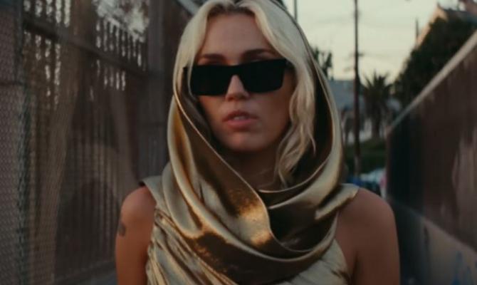 Η Miley Cirus αποκαλύπτει αν το χρυσό φόρεμα στο «Flowers» ήταν «καρφί» για την Jennifer Lorens