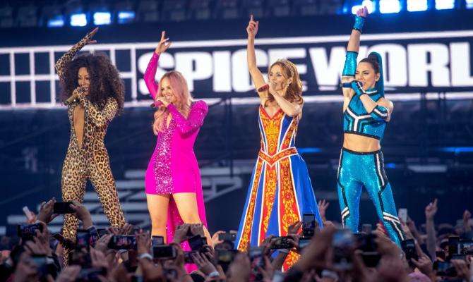 Η Geri Halliwell επικαιροποιεί το σλόγκαν των Spice Girls «girl power» για να είναι πιο συμπεριληπτικό
