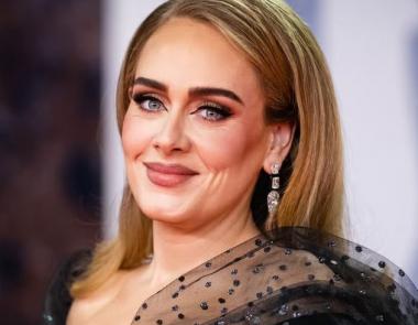 Η Adele κυκλοφορεί την αυτοβιογραφία της
