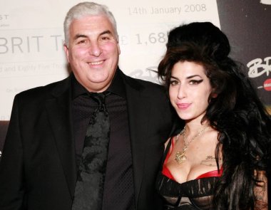 Amy Winehouse: Ο πατέρας της θα πληρώσει 1,1 εκατομμύριο λίρες σε δυο φίλες της 
