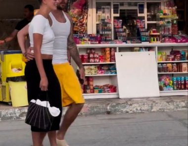 Ο Justin και η Hailey Bieber κάνουν διακοπές στην Ελλάδα