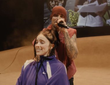 Η Billie Eilish αποκαλύπτει τι συνέβη μετά τη viral έκπληξη του Justin Bieber στο Coachella