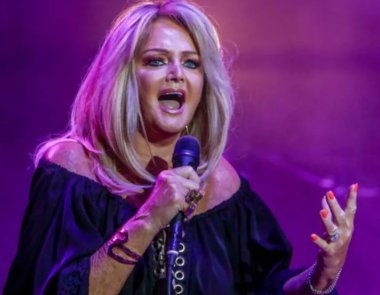 Η Bonnie Tyler αναρρώνει μετά από επείγουσα χειρουργική επέμβαση