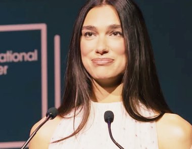 H Dua Lipa ανοίγει βιβλιοθήκη με απαγορευμένα βιβλία 