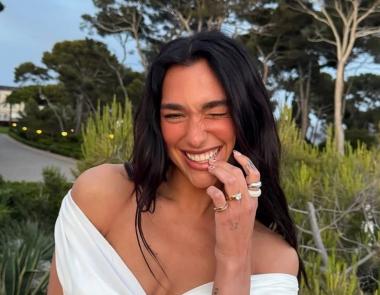Η Dua Lipa αρραβωνιάστηκε τον Βρετανό ηθοποιό, Callum Turner