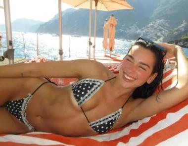 Η Dua Lipa κάνει διακοπές στην Ιταλία με τον αρραβωνιαστικό της