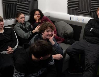 Ο Ed Sheeran κάνει επίσκεψη έκπληξη σε μαθητές της Ακαδημίας Κόβεντρι