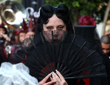 Η Lady Gaga κάνει εμφάνιση έκπληξη στην προβολή της ταινίας «Mayhem Requiem» 