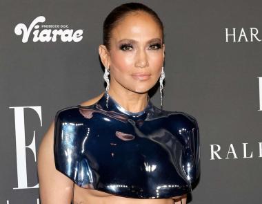 Jennifer Lopez: Φόρεσε το πιο iconic crop top για να παραλάβει βραβείο