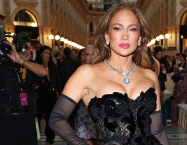 Jennifer Lopez: Έκλεψε τις εντυπώσεις στο Μιλάνο με κόσμημα 74 καρατίων