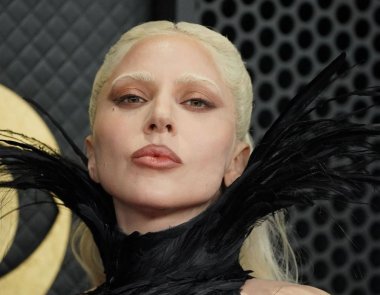 Lady Gaga: Από τα μικρόφωνα στη… σφουγγαρίστρα