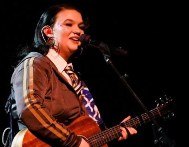 Η Lola Young επέστρεψε στη σκηνή !