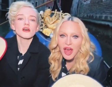 Μαντόνα και Τζούλια Γκάρνερ μαζί στη Βενετία με άρωμα «Like a Virgin»