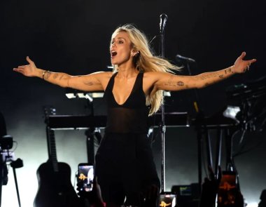 Η Miley Cyrus επέστρεψε στο Hollywood Bowl