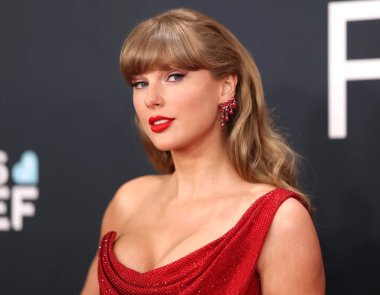 Θαυμαστής της Taylor Swift προσπαθεί να πουλήσει χρησιμοποιημένους φακούς επαφής για 10.000 δολάρια