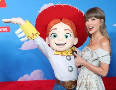Το τραγούδι «I Knew It, I Knew You» της Taylor Swift κάνει το ντεμπούτο του στο νούμερο 1 του chart με τα κορυφαία τραγούδια ταινιών