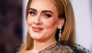 Η Adele κυκλοφορεί την αυτοβιογραφία της