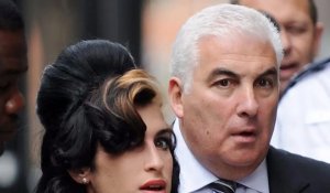 Amy Winehouse: Ο πατέρας της θα πληρώσει 1,1 εκατομμύριο λίρες σε δυο φίλες της 