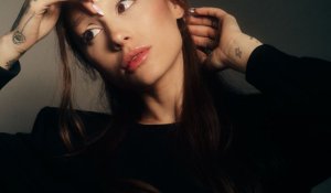 Η Ariana Grande αποκαλύπτει μια διαφορετική πλευρά του εαυτού της στο «Petal»