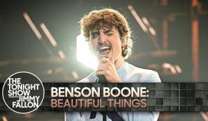 Benson Boone: Έφερε το "Beautiful Things" στη βραδινή τηλεόραση της Αμερικής