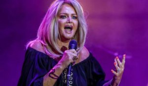 Η Bonnie Tyler αναρρώνει μετά από επείγουσα χειρουργική επέμβαση