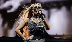 Η Christina Aguilera αναβιώνει το εμβληματικό της look από το Dirrty