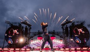Οι Coldplay ξεκινούν την περιοδεία τους στα στάδια του Ηνωμένου Βασιλείου και αναφέρονται στην κάμερα των φιλιών