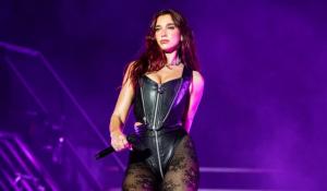 Dua Lipa: Η στάση γιόγκα που κάνει καθημερινά για να προλαμβάνει την κυτταρίτιδα