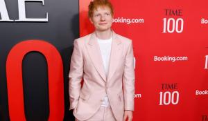 Ο Ed Sheeran γιορτάζει την ανάδειξή του ως ο πιο καλοντυμένος με αναδρομή σε κάποια από τα «χειρότερα» ρούχα του