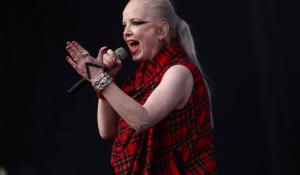 Η Shirley Manson των Garbage απορρίπτει τα ηλικιακά σχόλια: «Θα συνεχίσω να ρυτιδιάζω και να πλαδαρεύω» 