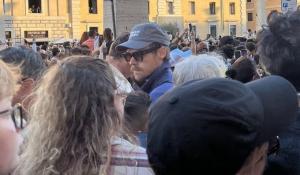 Ήταν ο Harry Styles στο πλήθος που περίμενε την ανακοίνωση του νέου Πάπα;