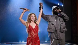 Η Shakira και ο Wyclef Jean γιορτάζουν τα 20 χρόνια του 'Hips Don't Lie' στο 'The Tonight Show' 