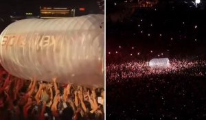 H Katy Perry «εγκλωβίστηκε» μέσα σε ένα τεράστιο πλαστικό μπουκάλι σε συναυλία