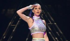 «Είναι δικός μου, μείνε μακριά»: Γιατί η Katy Perry έβαλε τις φωνές σε θαυμαστή της την ώρα της συναυλίας της