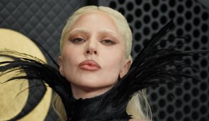 Lady Gaga: Από τα μικρόφωνα στη… σφουγγαρίστρα 