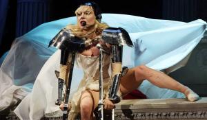 Παραλίγο ατύχημα για την Lady Gaga στη μέση της συναυλίας στο Las Vegas Mayhem Ball Stop
