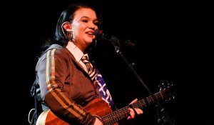 Η Lola Young επέστρεψε στη σκηνή !